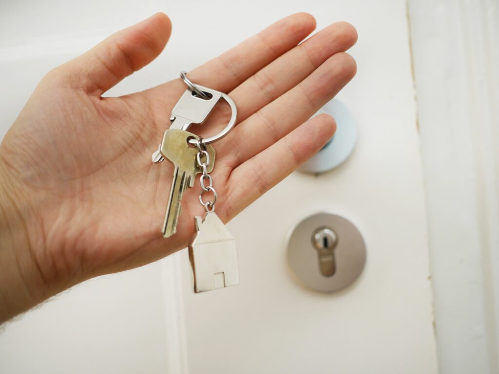 Photo of hand holding house keys. Contract loans pave the way to home ownership.